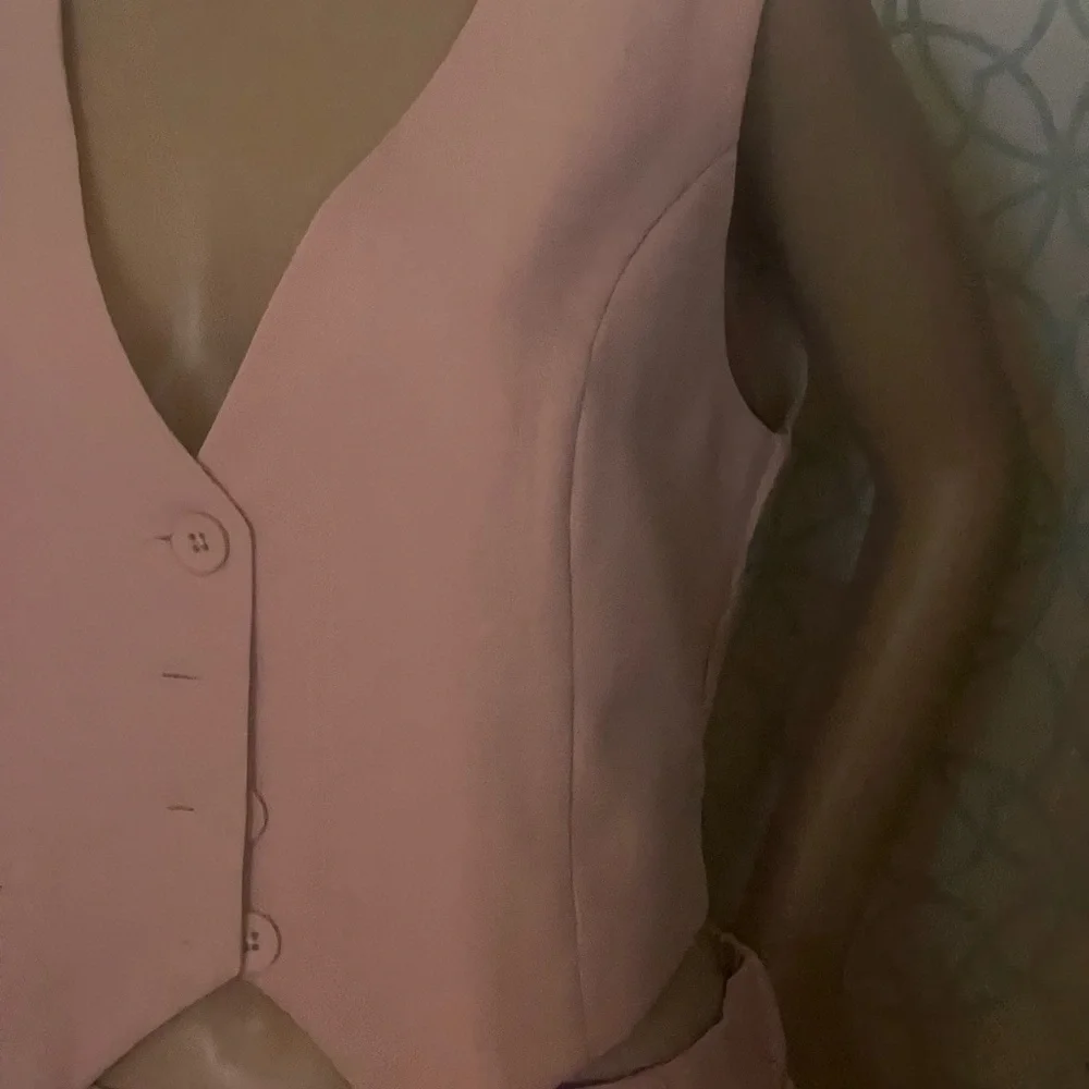 Pink Bermudas with a relaxed fit and high-waisted design - Picture 3 of 9